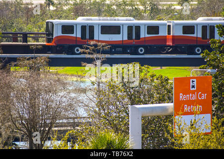 Orlando, Florida. Marzo 01, 2019. Roll onroll off-treno e vista dall'alto del noleggio auto segno di ritorno all'Aeroporto Internazionale di Orlando. Foto Stock