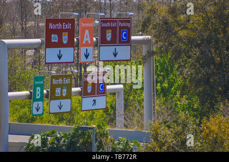 Orlando, Florida. Marzo 01, 2019. Vista dall'alto del morsetto B, parcheggio C , a sud e a nord le indicazioni di uscita all'Aeroporto Internazionale di Orlando . Foto Stock