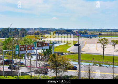 Orlando, Florida. Marzo 01, 2019. Vista dall'alto del morsetto B, Sud , Uscita Nord segni e illuminato segno in arrivo Foto Stock