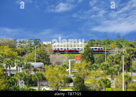 Orlando, Florida. Marzo 01, 2019.roll onroll off-sistema di treno, auto a noleggio restituisce segno e vista parziale di velivoli a Orlando International Airpor Foto Stock