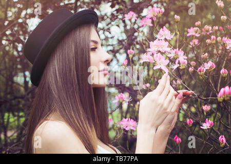 Bella faccia femmina, profilo. Donna sana con pelle chiara e fiori di primavera Foto Stock