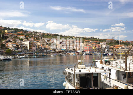 Aci Trezza Sicilia, porto turistico, barche da pesca, bellissimo villaggio in una colorata giornata di sole Foto Stock