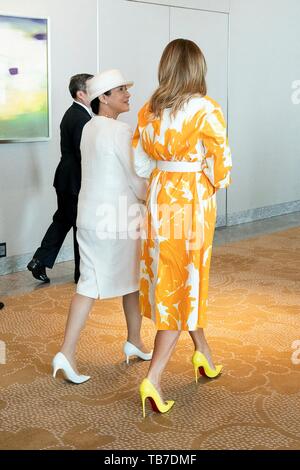 Stati Uniti La First Lady Melania Trump passeggiate con Masako imperatrice del Giappone durante una visita di congedo al Palace Hotel Maggio 28, 2019 a Tokyo, Giappone. Foto Stock