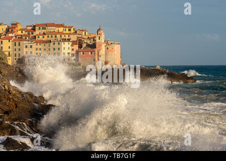 Il borgo di Tellaro durante una tempesta di mare. La Spezia, Liguria, Italia, Europa Foto Stock