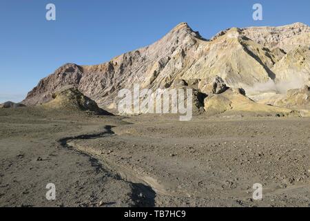 Formazioni rocciose con fumarola sull'isola vulcanica isola bianca, Whakaari, Baia di Planty, Isola del nord, Nuova Zelanda Foto Stock