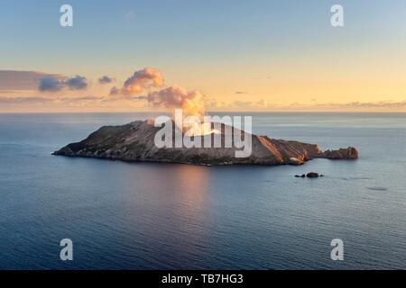 Vista aerea dell'isola vulcanica isola bianca con vapore ascendente dal cratere, Atmosfera mattutina, Whakaari, isola vulcanica, Baia di Planty, Nord Foto Stock