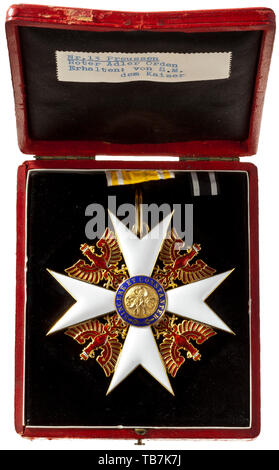 Il principe Alfonso di Baviera - Prussia - la fine dell'Aquila Rossa, quarta versione con un mattone-Aquila Rossa, 1854 - 1918, il monogramma di Gran Croce, dimensioni 82 x 82 mm, in oro, alcune parti in una ammenda arabescato pattern, inciso e inseguito, smaltato, peso 57 g (compreso l'anello), intatti tre appena visibili sottili incrinature. In condizioni eccezionali. In rosso, oro sbalzato presentazione caso, foderata in nero, con due nastri di collo. Una etichetta dattiloscritte nel coperchio si legge: "No. 13 Preussen - Roter Adler Orden - Erhalten: von dem S.M. Kaiser' (tr, Additional-Rights-Clearance-Info-Not-Available Foto Stock