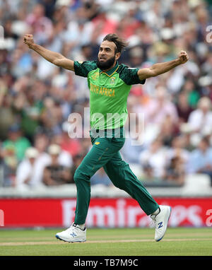 Sud Africa Imran Tahir celebra tenendo il paletto di Inghilterra del Eoin Morgan durante l'ICC Cricket World Cup group stage corrispondono al ovale, Londra. Foto Stock