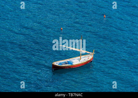 Vista aerea di un ricreative piccola barca di legno con vela e remi in mare Mediterraneo. Liguria, Italia, Europa Foto Stock