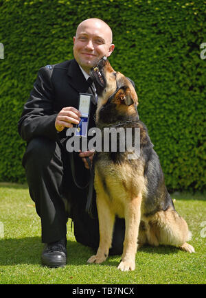 Cane di polizia marci, con il suo handler PC Neil Billany, all'Onorevole Compagnia di Artiglieria a Londra la ricezione del PDSA ordine di merito. Diciannove hero cani di polizia stanno ricevendo un premio per aiutare i servizi di emergenza durante il 2017 Londra gli attentati a Westminster Bridge, London Bridge e di Borough Market. Foto Stock