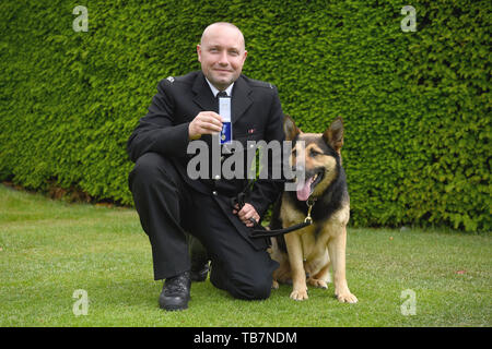 Cane di polizia marci, con il suo handler PC Neil Billany, all'Onorevole Compagnia di Artiglieria a Londra la ricezione del PDSA ordine di merito. Diciannove hero cani di polizia stanno ricevendo un premio per aiutare i servizi di emergenza durante il 2017 Londra gli attentati a Westminster Bridge, London Bridge e di Borough Market. Foto Stock