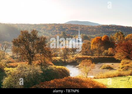 Stowe mattina in autunno con foglie colorate e la chiesa della comunità nel Vermont Foto Stock