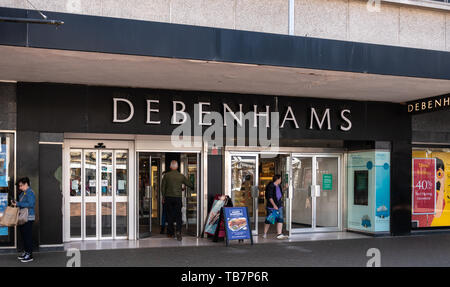 Swindon, Regno Unito - 04 Maggio 2019: la facciata di Debenhams negozio di abbigliamento sulla sfilata Foto Stock