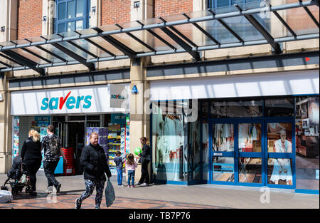 Swindon, Regno Unito - 04 Maggio 2019: la facciata dei risparmiatori Store su la sfilata Foto Stock