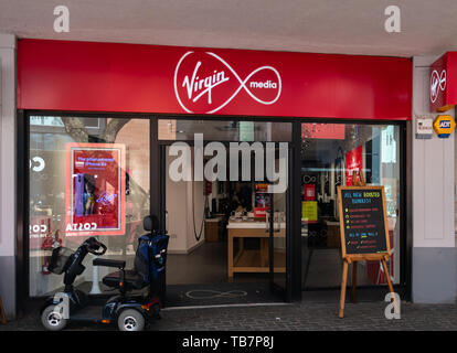 Swindon, Regno Unito - 04 Maggio 2019: la facciata di Virgin Media Store su la sfilata Foto Stock