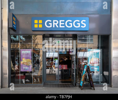 Swindon, Regno Unito - 04 Maggio 2019: la facciata di Greggs Bakery in Canal a piedi Foto Stock