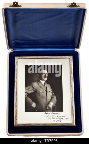 Feldmeyer Romano (1895 - 1950) - Un Führer ritratto in una presentazione di argento telaio, Hoffmann a mezza lunghezza Ritratto di Adolf Hitler in parte uniforme. Scritte a mano per la dedizione di inchiostro (tr). 'Romana Feldmeyer in ricordo del 12/Ottobre 1940 - Adolf Hitler'. Sotto vetro, in una cornice di argento, in fondo finezza mark crown/'835', il retro con il cavalletto di sostegno (cinturino di fissaggio incluso in modo lasco). Dimensioni 29,5 x 23,5 cm. In una presentazione caso coperti in marrone chiaro, panno blu scuro inserto di velluto di seta e rivestimento di copertura. I segni dell'età, la copertura di tessuto sul bordo inferiore del caso loo, Editorial-Use-solo Foto Stock