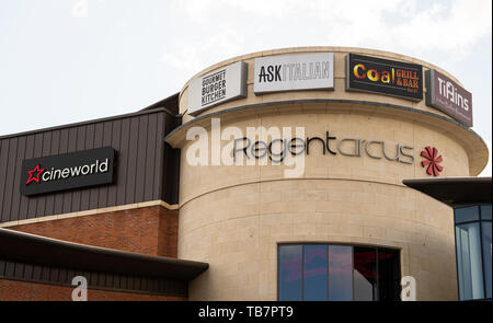 Swindon, Regno Unito - 04 Maggio 2019: la torre adverstising il Cineworld cinema e ristoranti in Regent Circus Foto Stock