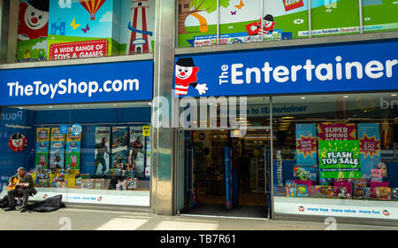 Swindon, Regno Unito - 04 Maggio 2019: l'entrata dell'intrattenitore toy shop off Regent Street Foto Stock