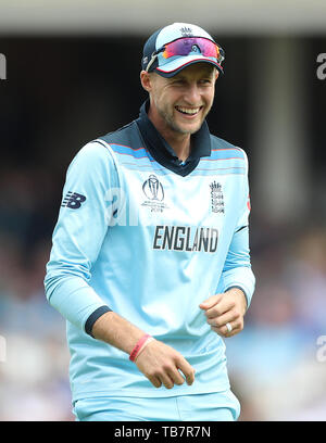 Inghilterra è Joe Root scherzi circa durante una pausa nel gioco durante il ICC Cricket World Cup group stage corrispondono al ovale, Londra. Foto Stock