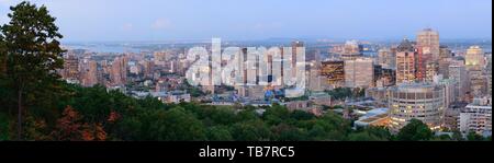 Montreal skyline della città panorama al tramonto visto dal Mont Royal con urban grattacieli. Foto Stock