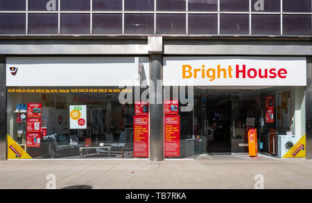 Swindon, Regno Unito - 04 Maggio 2019: la facciata di BrightHouse negozio di elettronica nel Canal a piedi Foto Stock