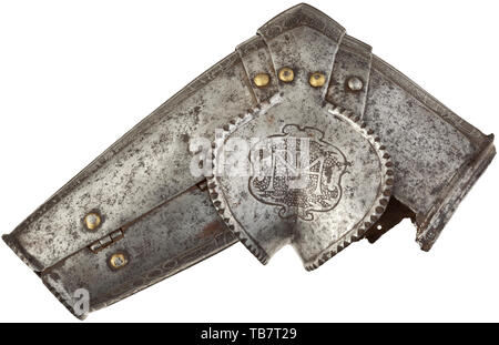 Due rari italiani vambraces inciso da armature dello stato guardia della infanta Maria di GuimarÃ†res (1538 - 1577), nipote del re Manuel I di Portogallo, moglie di Alessandro Farnese, poi terza Duca di Parma e Piacenza e governatore dei Paesi Bassi spagnoli, circa 1565, ciascuna per il braccio destro, il primo comprendente superiore-canno XVI secolo, Additional-Rights-Clearance-Info-Not-Available Foto Stock