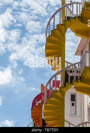 Vecchio edificio colorato scalinata vista dal basso Foto Stock