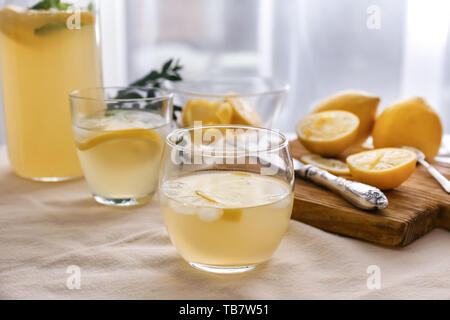 Bicchieri di limonata fresca sul tavolo Foto Stock