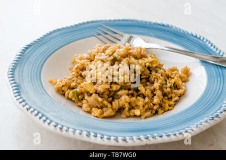 Riso per risotti con salsa di soia e uova di solito serviti con vino bianco. I cibi tradizionali. Foto Stock