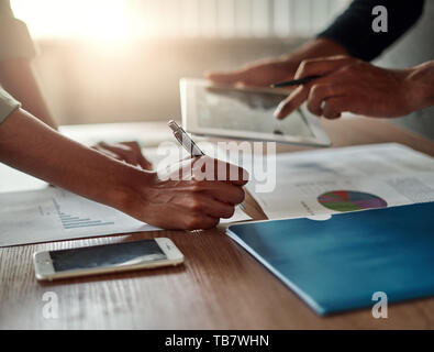 La gente di affari la mano analizzando il grafico in ufficio Foto Stock
