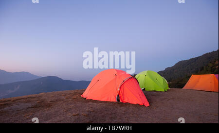 Tende impostato per il gruppo campeggi nella regione di Annapurna, Nepal Foto Stock