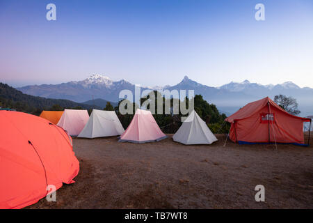 Tende impostato per il gruppo campeggi nella regione di Annapurna, Nepal Foto Stock