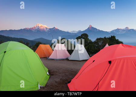 Tende impostato per il gruppo campeggi nella regione di Annapurna, Nepal Foto Stock