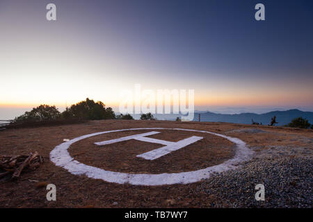 Eliporto in Himalaya che domina una vallata, Nepal Foto Stock