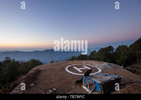 Eliporto in Himalaya che domina una vallata, Nepal Foto Stock