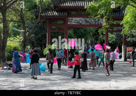 La gente ballare nel parco Huanhua per esercizio e tempo libero a Chengdu Sichuan, Cina Foto Stock