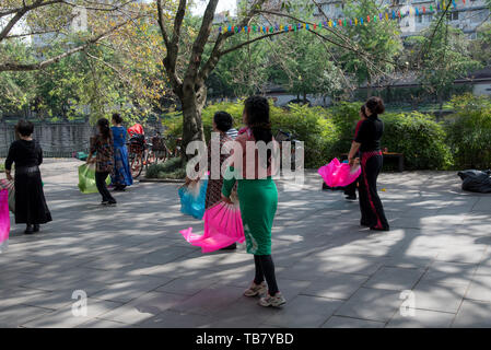 La gente ballare nel parco Huanhua per esercizio e tempo libero a Chengdu Sichuan, Cina Foto Stock