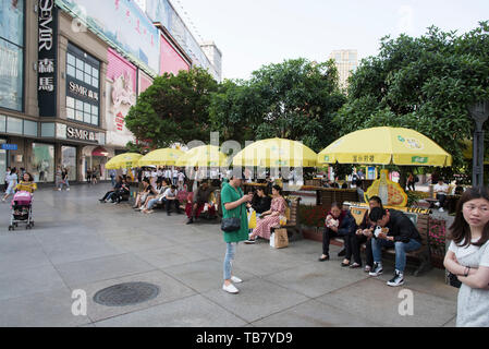 I pedoni nel centro città di Chengdu Sichuan, Cina Foto Stock