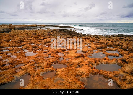 Spiaggia rocciosa sull'isola greca di Creta Foto Stock