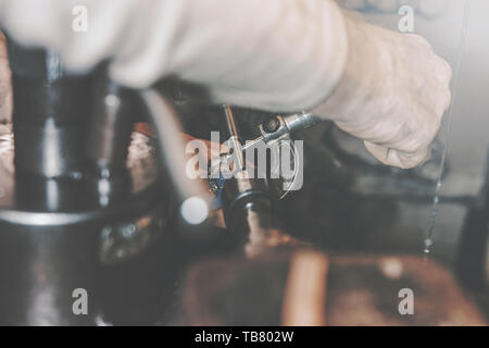 Tornio di metallo, macchina tornio Lavorazione dei metalli in officina. dipendente alla misurazione delle prestazioni. Foto Stock