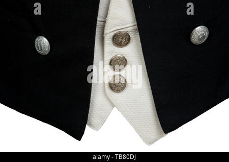 JOHN PEPERA raccolta, un abito da sera camicia di SS-Sturmbannführer Dr. Lüdcke, realizzato su misura lana nera doeskin doppiopetto vita giacca con colletto aperto e di seta nera revers, argento/alluminio rivestimento del cavo sul collare e polsini, argento/pulsanti in alluminio con le rune e corona in rilievo. Nero lana linguette collare bordato in argento/cavo di alluminio, piana sul lato destro, quattro rank pips sulla sinistra. Silver/alluminio cavo intrecciato schede di spallamento sulla lana nera sullo sfondo rosso, lana e seta grosgrain armband bordato in argento/cavo di alluminio, un vecchio combattente per la chevro, Editorial-Use-solo Foto Stock