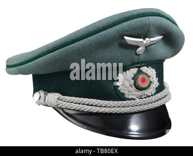 JOHN PEPERA raccolta, una visiera Hat per gli ufficiali dell'esercito, amministrative, campo grigio pelle doe lana, verde scuro lana centro banda, verde di tubazioni di lana, alluminio eagle e la coccarda con applicato il filo di argento corona, alluminio cordicelle mento trattenuta con ciottoli pulsanti laterali, laccato nero visiera, servizio usurati grigio allentati Fascia assorbisudore in pelle, grigio Seta fodera interna, intatta la protezione di umidità con impresso il logo del costruttore., Editorial-Use-solo Foto Stock