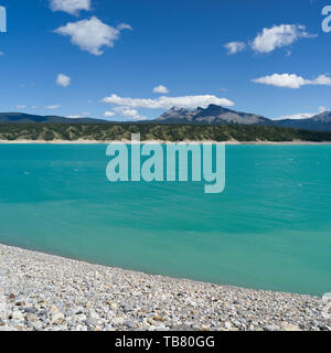 Vista panoramica del lago di Abramo con le montagne sullo sfondo, David Thompson autostrada, Clearwater County, Alberta, Canada Foto Stock