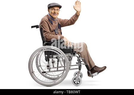 A piena lunghezza shot di un anziano uomo disabili sventolando da una sedia a rotelle isolati su sfondo bianco Foto Stock