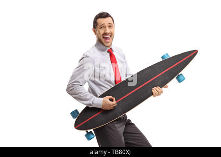 Imprenditore allegro fingendo di suonare la chitarra su un longboard isolati su sfondo bianco Foto Stock