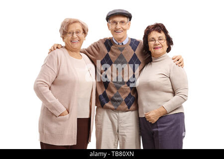 Uomo anziano che abbraccia due donne anziane e guardando la telecamera isolata su sfondo bianco Foto Stock