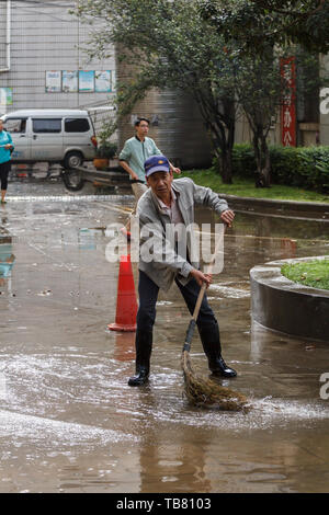 Kunming- 20 luglio 2017- cittadini clean up comunitario dopo forti piogge Foto Stock