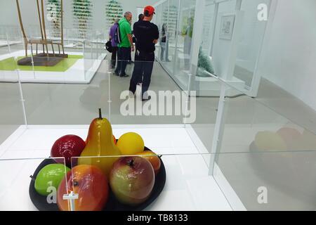 Terrina di frutta fatte di vetro presso il Museo di Corning di vetro, Corning, New York Foto Stock