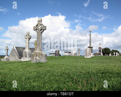 Croce celtica e monastica del sito archeologico di Clonmacnoise in Irlanda Foto Stock